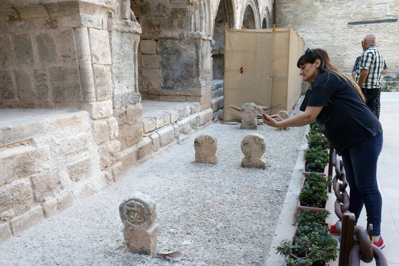 Nueva oportunidad para ver una de las pocas joyas que quedan de la Valencia medieval. La Iglesia de San Juan del Hospital abre este domingo sus puertas de 11 a 14 horas para que todo aquel que quiera pueda acceder al patio sur y ver en vivo los restos del cementerio medieval de Valencia. También se podrá ver el fragmento que queda, bajo tierra, de la spina del circo romano de Valencia. Un grupo de guías dará todo tipo de detalles para poner en valor los restos arqueológicos que se encuentran junto a la céntrica e histórica iglesia de Valencia.