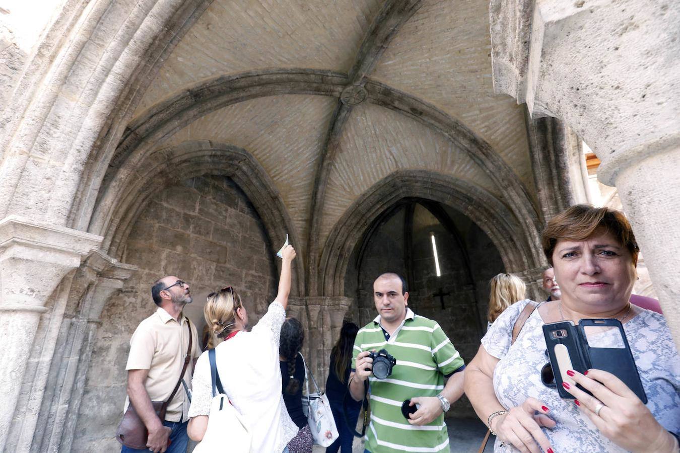 Nueva oportunidad para ver una de las pocas joyas que quedan de la Valencia medieval. La Iglesia de San Juan del Hospital abre este domingo sus puertas de 11 a 14 horas para que todo aquel que quiera pueda acceder al patio sur y ver en vivo los restos del cementerio medieval de Valencia. También se podrá ver el fragmento que queda, bajo tierra, de la spina del circo romano de Valencia. Un grupo de guías dará todo tipo de detalles para poner en valor los restos arqueológicos que se encuentran junto a la céntrica e histórica iglesia de Valencia.