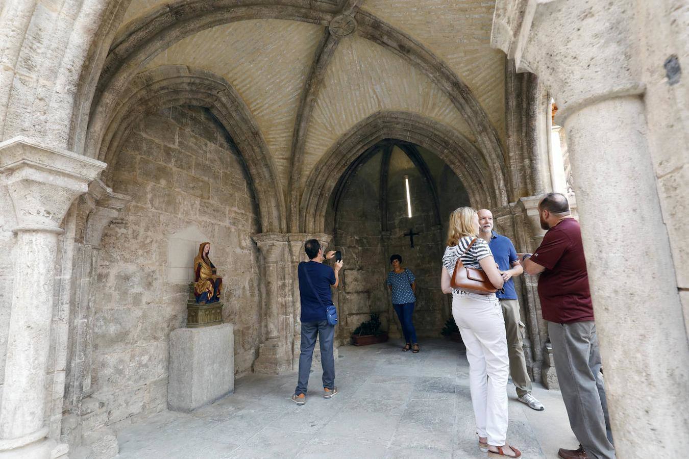 Nueva oportunidad para ver una de las pocas joyas que quedan de la Valencia medieval. La Iglesia de San Juan del Hospital abre este domingo sus puertas de 11 a 14 horas para que todo aquel que quiera pueda acceder al patio sur y ver en vivo los restos del cementerio medieval de Valencia. También se podrá ver el fragmento que queda, bajo tierra, de la spina del circo romano de Valencia. Un grupo de guías dará todo tipo de detalles para poner en valor los restos arqueológicos que se encuentran junto a la céntrica e histórica iglesia de Valencia.