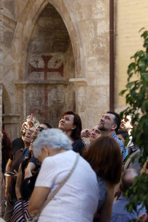 Nueva oportunidad para ver una de las pocas joyas que quedan de la Valencia medieval. La Iglesia de San Juan del Hospital abre este domingo sus puertas de 11 a 14 horas para que todo aquel que quiera pueda acceder al patio sur y ver en vivo los restos del cementerio medieval de Valencia. También se podrá ver el fragmento que queda, bajo tierra, de la spina del circo romano de Valencia. Un grupo de guías dará todo tipo de detalles para poner en valor los restos arqueológicos que se encuentran junto a la céntrica e histórica iglesia de Valencia.