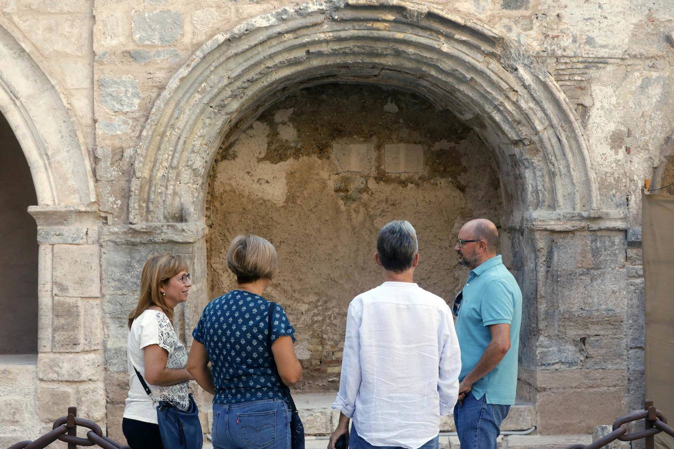 Nueva oportunidad para ver una de las pocas joyas que quedan de la Valencia medieval. La Iglesia de San Juan del Hospital abre este domingo sus puertas de 11 a 14 horas para que todo aquel que quiera pueda acceder al patio sur y ver en vivo los restos del cementerio medieval de Valencia. También se podrá ver el fragmento que queda, bajo tierra, de la spina del circo romano de Valencia. Un grupo de guías dará todo tipo de detalles para poner en valor los restos arqueológicos que se encuentran junto a la céntrica e histórica iglesia de Valencia.