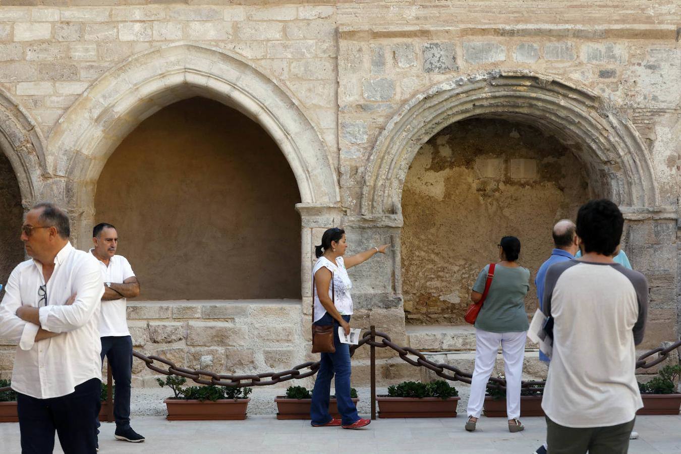 Nueva oportunidad para ver una de las pocas joyas que quedan de la Valencia medieval. La Iglesia de San Juan del Hospital abre este domingo sus puertas de 11 a 14 horas para que todo aquel que quiera pueda acceder al patio sur y ver en vivo los restos del cementerio medieval de Valencia. También se podrá ver el fragmento que queda, bajo tierra, de la spina del circo romano de Valencia. Un grupo de guías dará todo tipo de detalles para poner en valor los restos arqueológicos que se encuentran junto a la céntrica e histórica iglesia de Valencia.