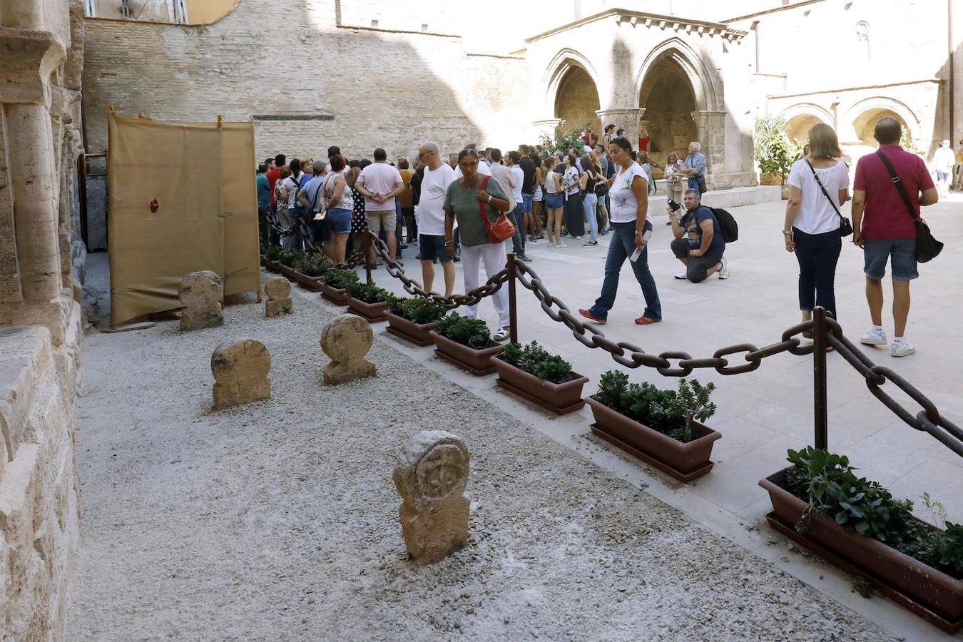 Nueva oportunidad para ver una de las pocas joyas que quedan de la Valencia medieval. La Iglesia de San Juan del Hospital abre este domingo sus puertas de 11 a 14 horas para que todo aquel que quiera pueda acceder al patio sur y ver en vivo los restos del cementerio medieval de Valencia. También se podrá ver el fragmento que queda, bajo tierra, de la spina del circo romano de Valencia. Un grupo de guías dará todo tipo de detalles para poner en valor los restos arqueológicos que se encuentran junto a la céntrica e histórica iglesia de Valencia.