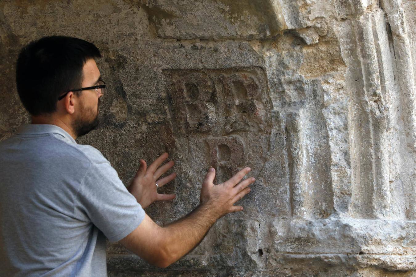 Nueva oportunidad para ver una de las pocas joyas que quedan de la Valencia medieval. La Iglesia de San Juan del Hospital abre este domingo sus puertas de 11 a 14 horas para que todo aquel que quiera pueda acceder al patio sur y ver en vivo los restos del cementerio medieval de Valencia. También se podrá ver el fragmento que queda, bajo tierra, de la spina del circo romano de Valencia. Un grupo de guías dará todo tipo de detalles para poner en valor los restos arqueológicos que se encuentran junto a la céntrica e histórica iglesia de Valencia.