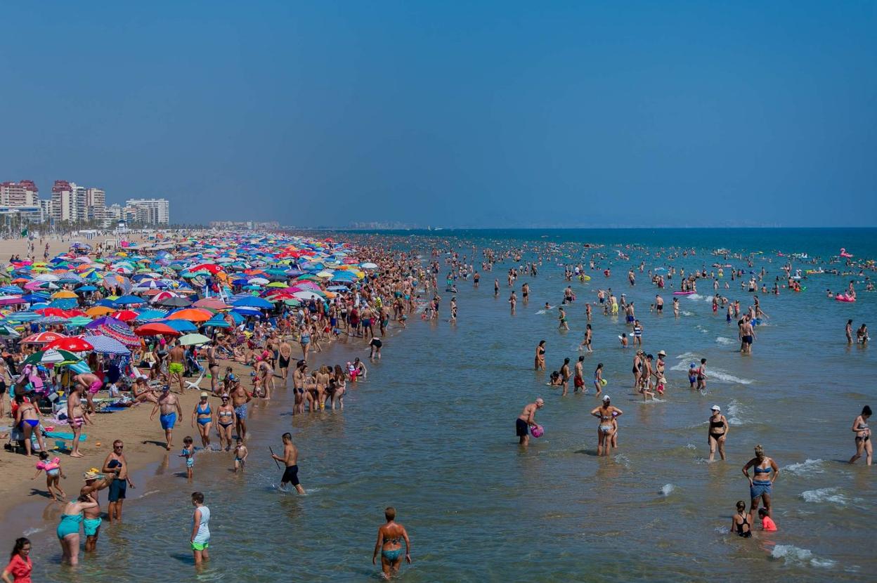La playa de Gandia, llena de turistas durante una jornada del pasado verano. 