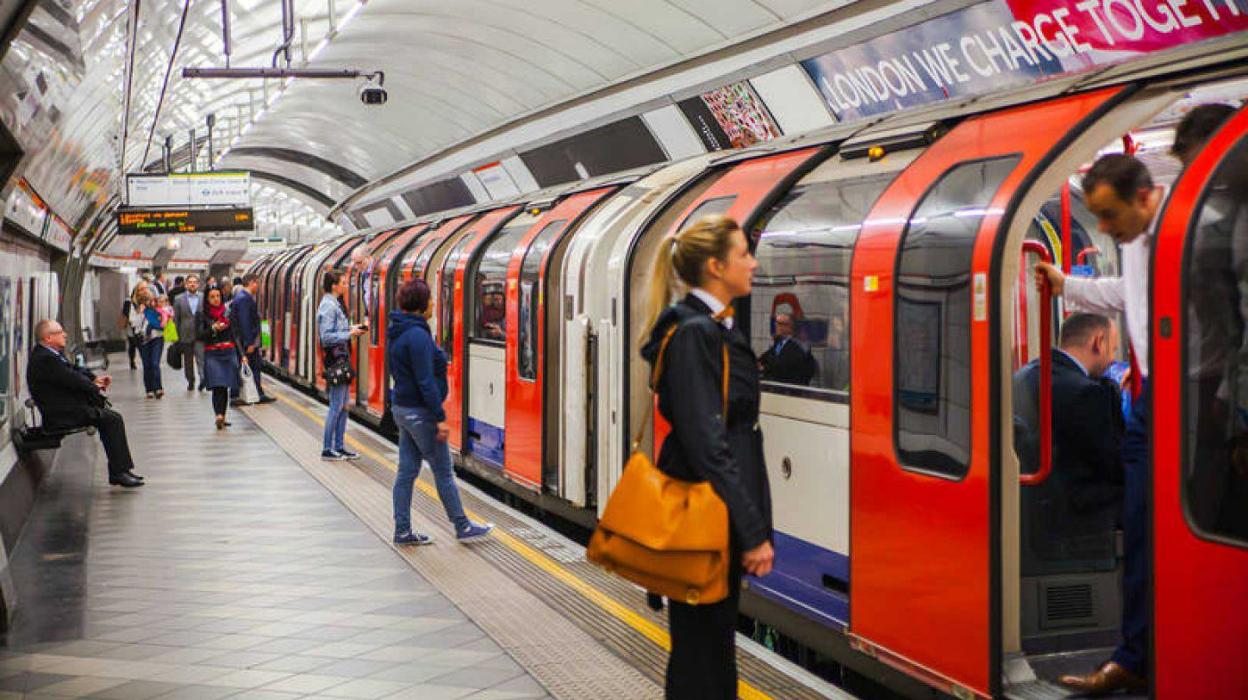 Los 4,8 millones de pasajeros diarios del metro de Londres respiran niveles de contaminación hasta diez veces superiores a los recomendados por la OMS. 