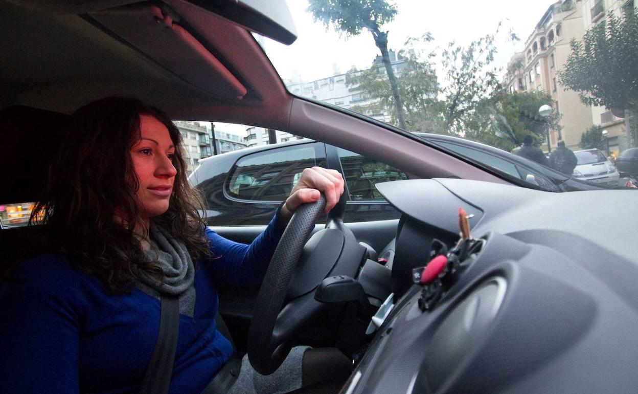 Una conductora al volante. 