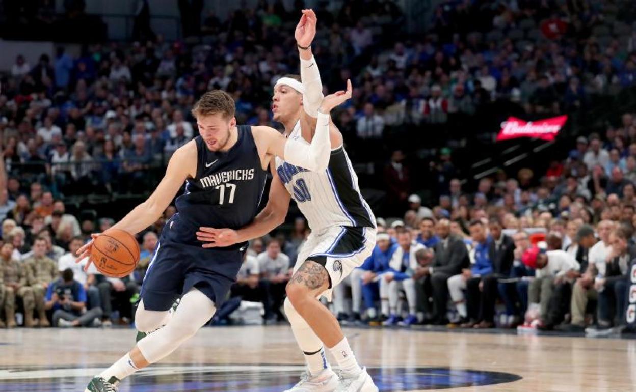 Luka Doncic, en una acción ante Aaron Gordon. 