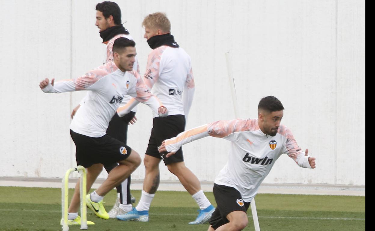 Jaume Costa, en primer plano durante el entrenamiento del Valencia de ayer