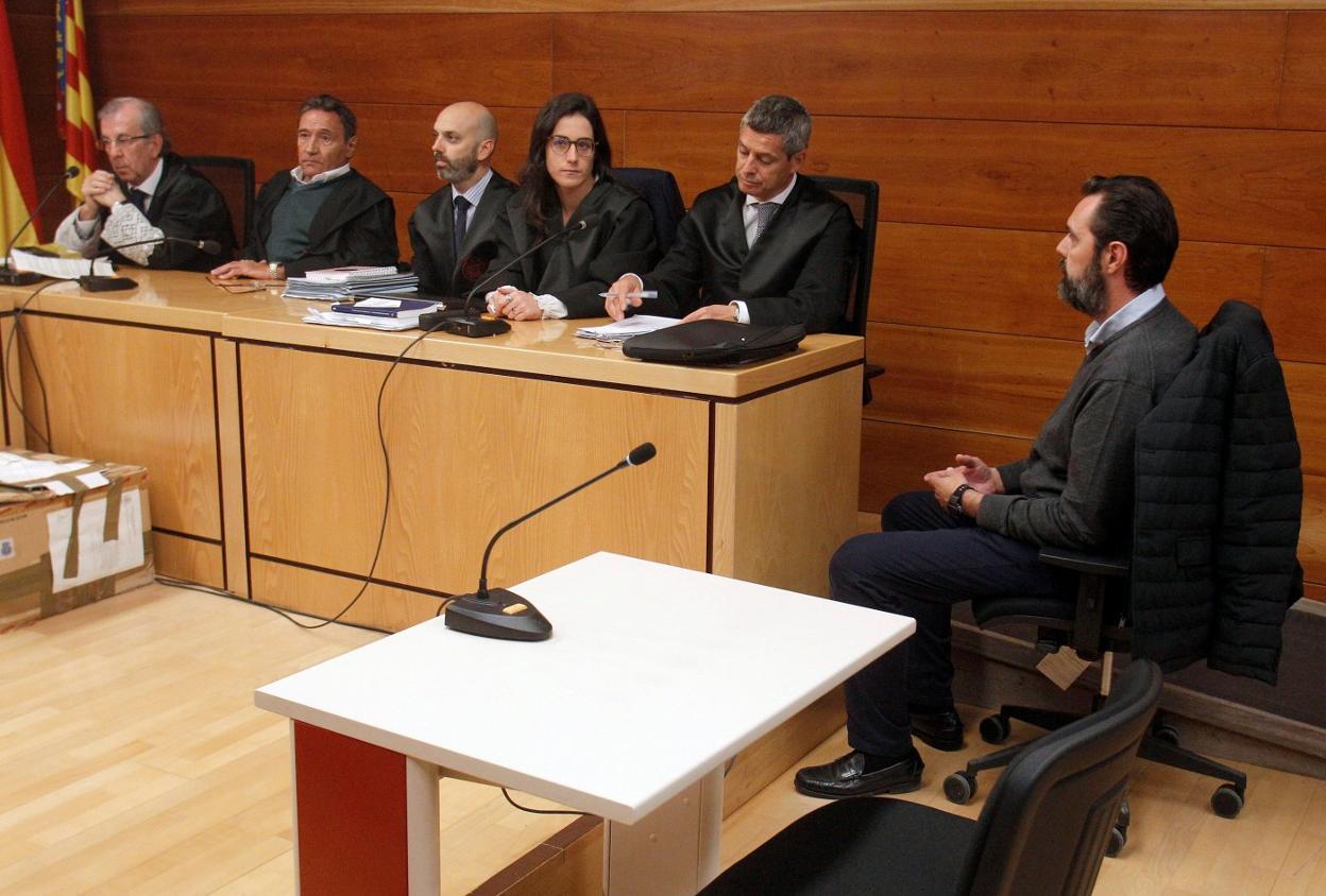 El acusado, Miguel López, ayer en la sala antes de que el jurado comenzase a deliberar. 