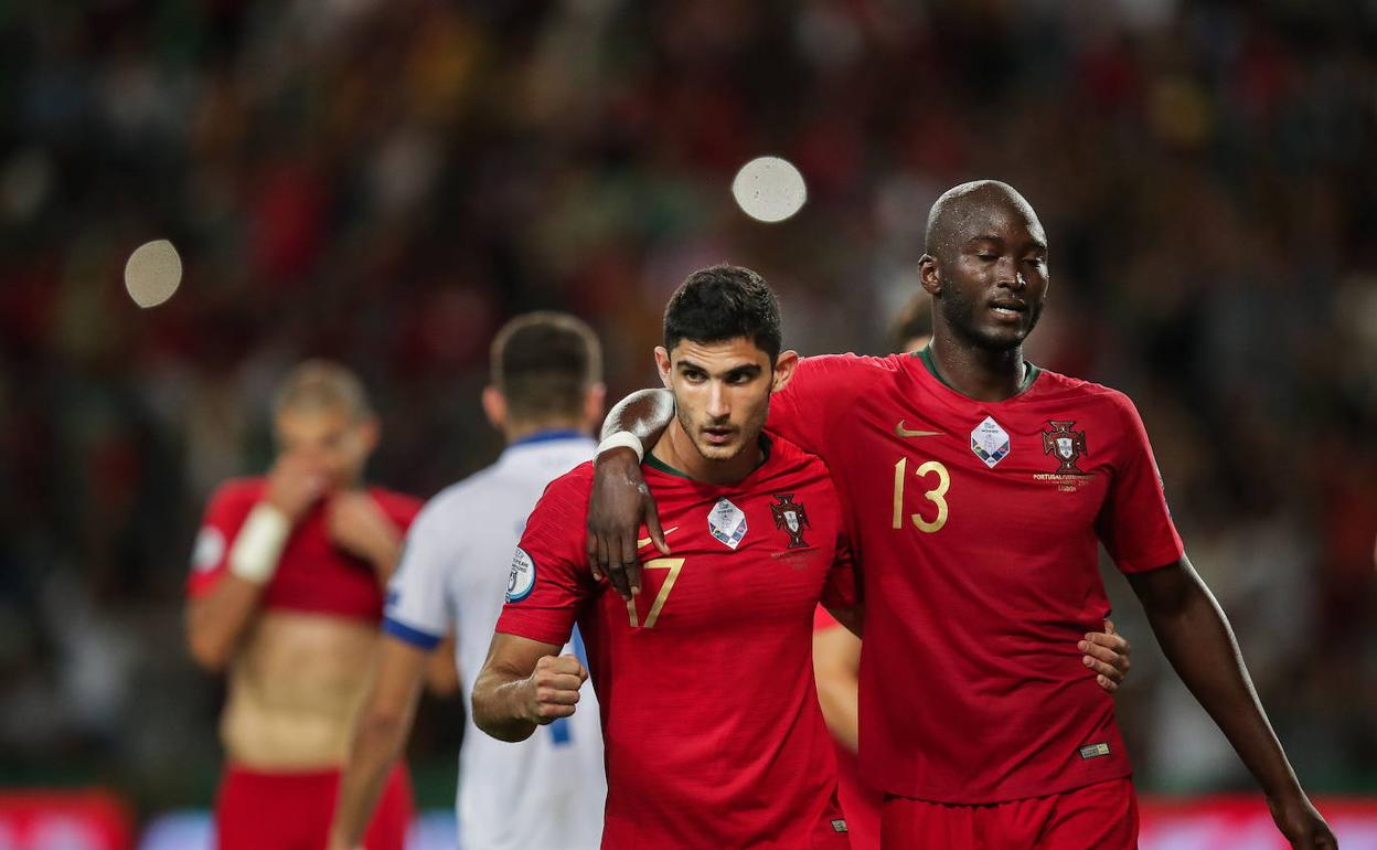 Guedes celebra su gol a Luxemburgo tres días antes de caer lesionado con Portugal