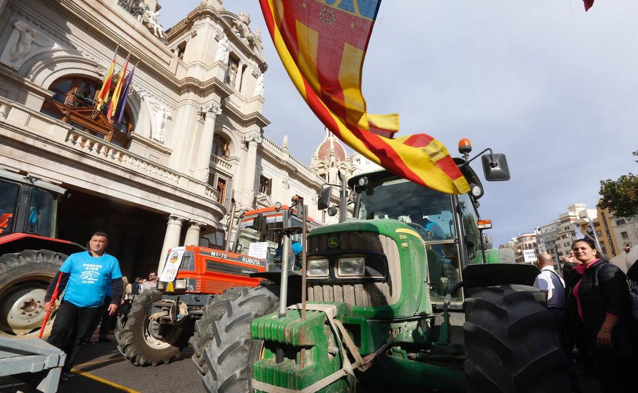 Una caravana de tractores, furgonetas y motos recorren la ciudad contra la reconversión de la autovía de El Saler.