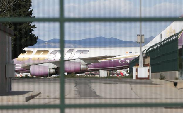 El Aeropuerto de Valencia busca a los dueños de 24 aviones abandonados