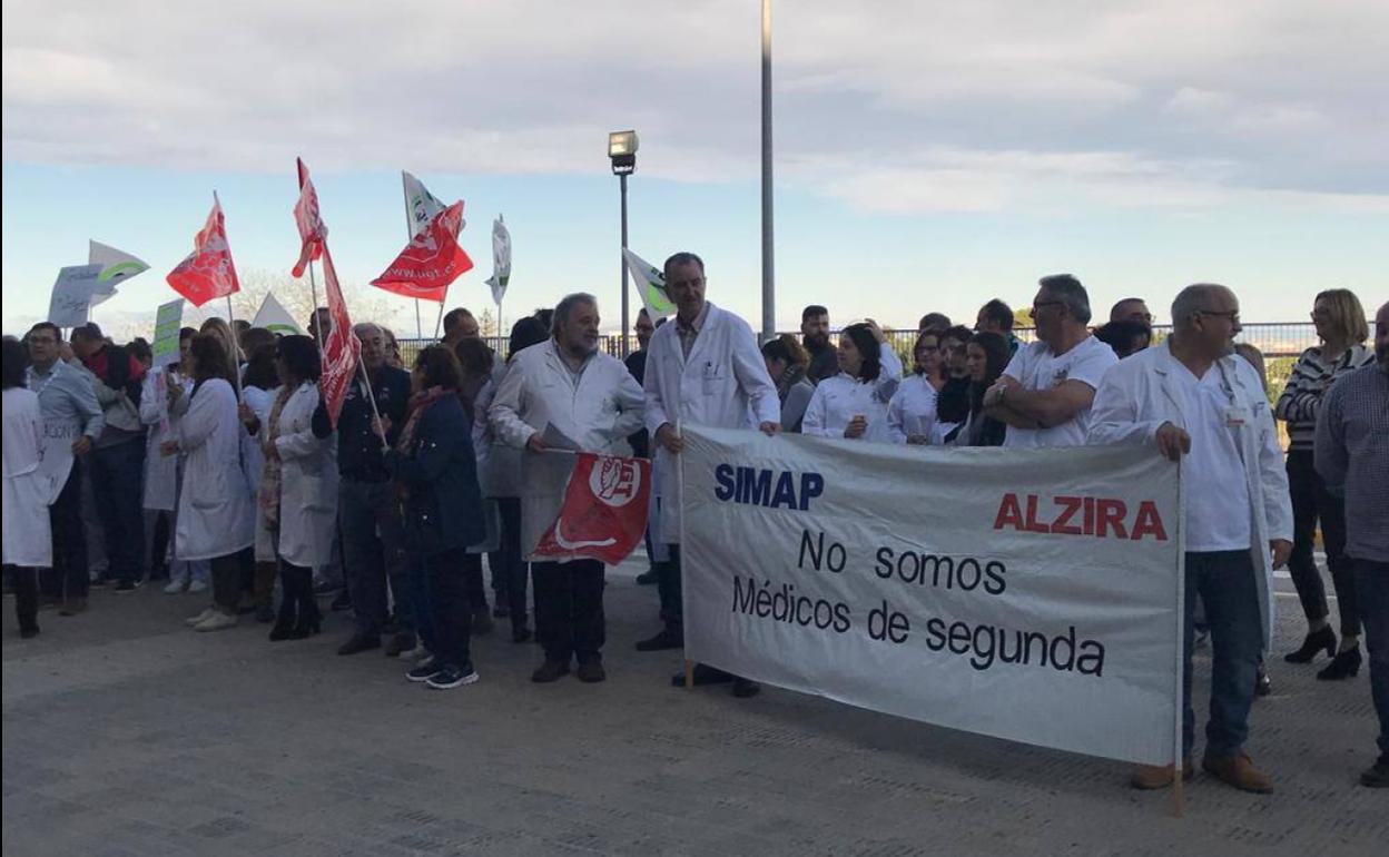 Sanitarios, esta mañana, frente a la puerta principal de Hospital de la Ribera.