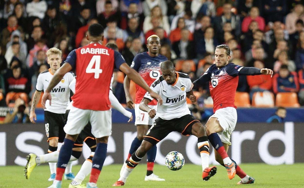 Geoffrey Kondogbia durante el último encuentro del equipo contra el Lille en Mestalla.