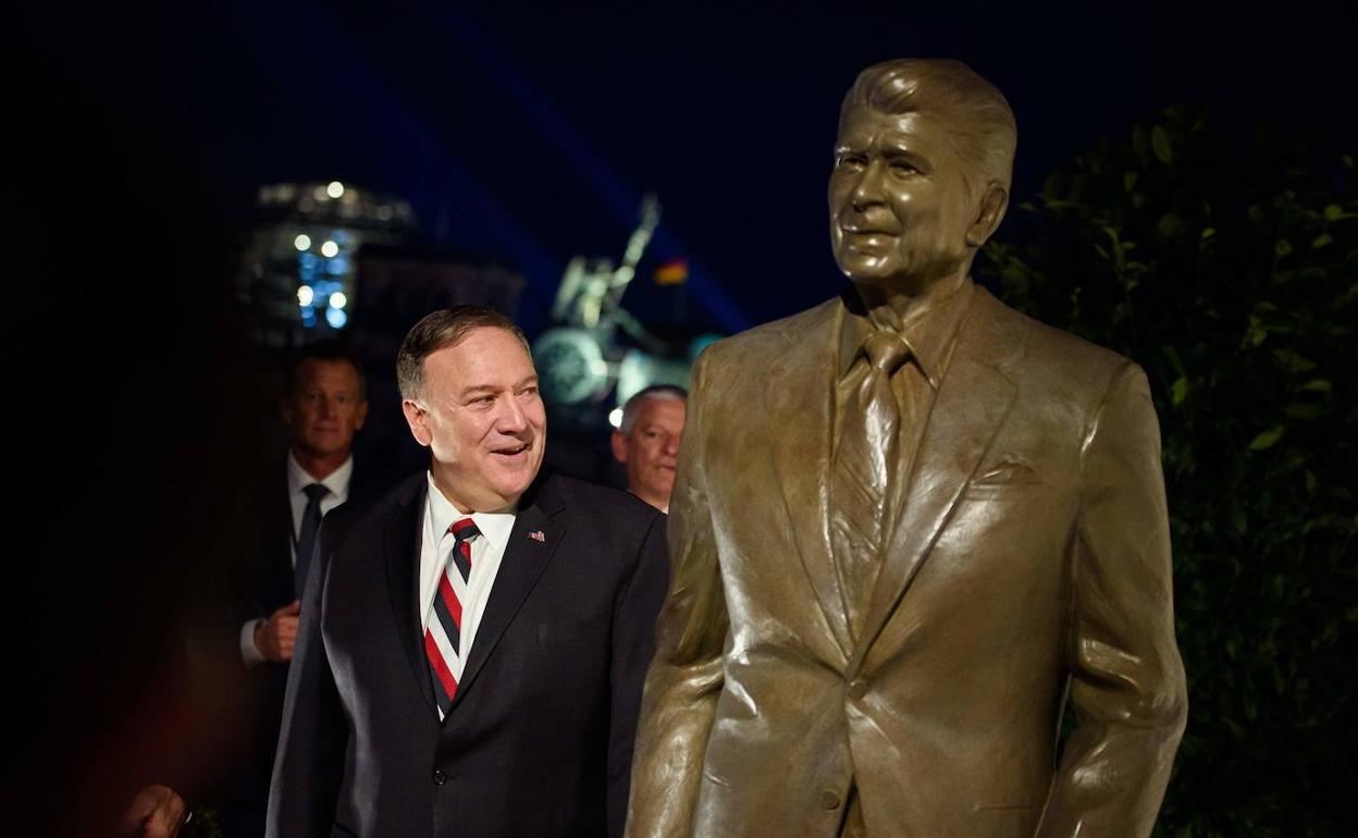 Mike Pompeo, a la derecha, inaugura una estatua de Reagan en la embajada de EE UU en Berlín. 