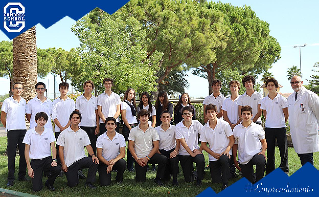 Alumnos de Economía de Primero de Bachillerato, con su tutor, Rafael Costa. 