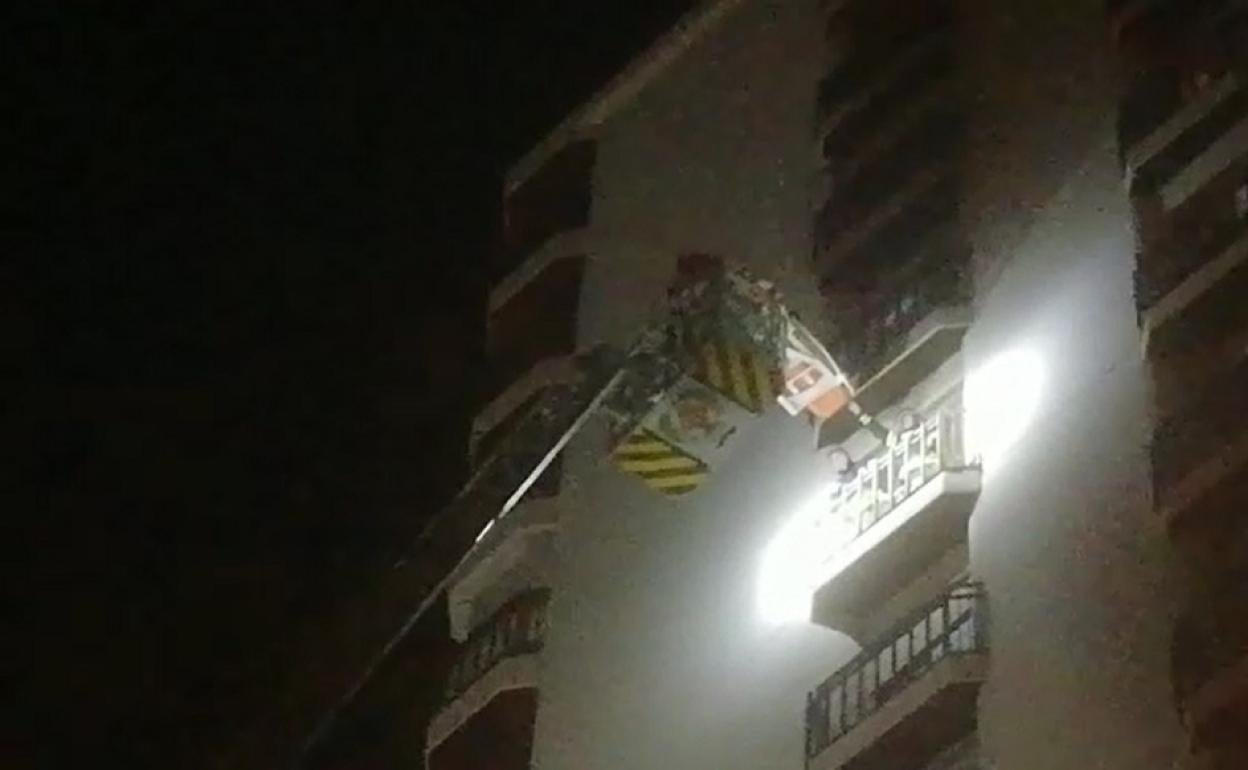 Los bomberos inician el rescate en Valencia.