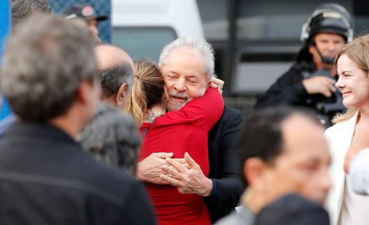 Lula da Silva, tras salir de la cárcel un año y siete meses después.