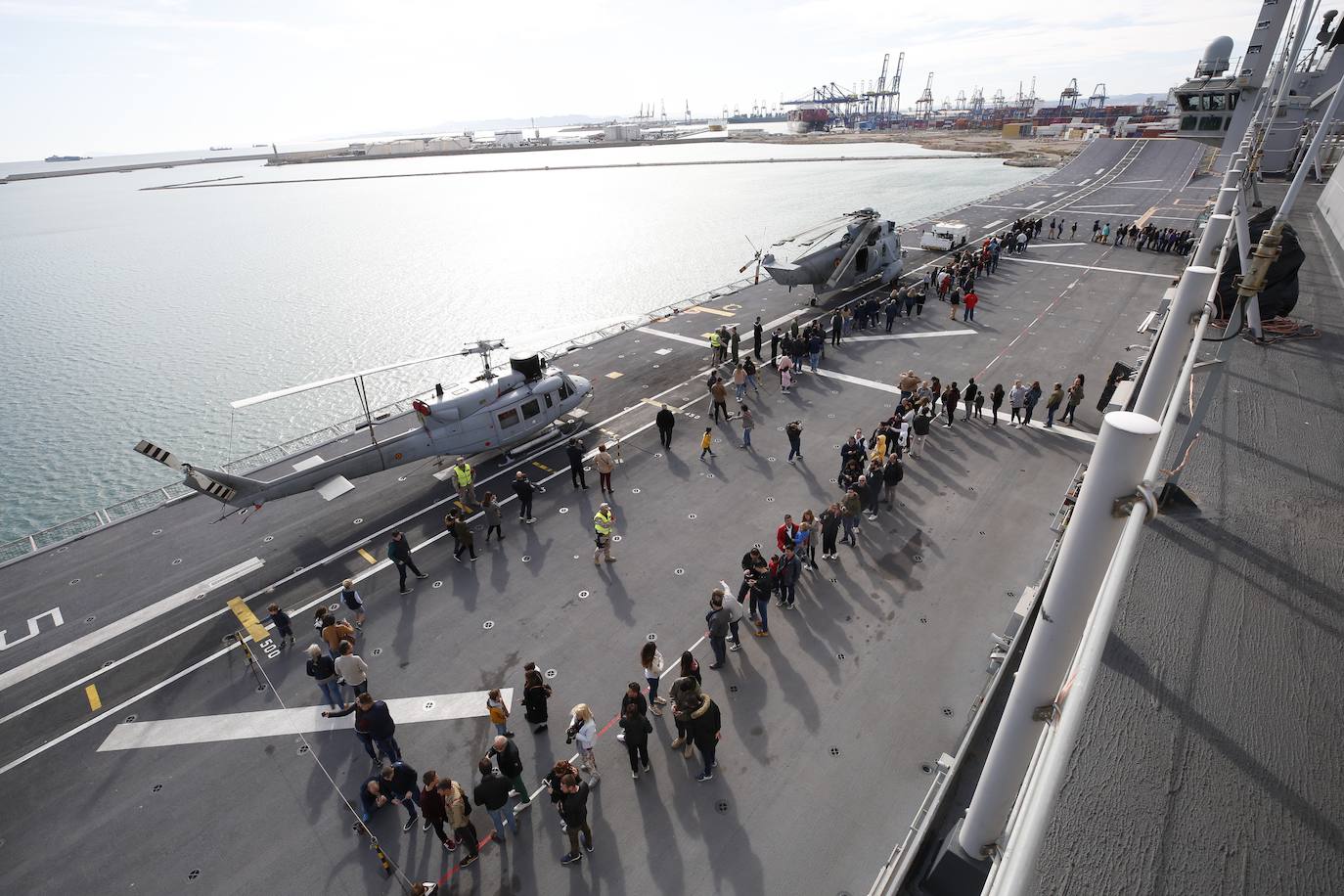 Cientos de personas han hecho largas colas durante la mañana de este sábado para poder subir y descubrir el interior del buque insignia de la Armada, el 'Juan Carlos I'. El portaaviones está atracado durante este fin de semana en el puerto de Valencia y este sábado se celebraba una jornada de puertas abiertas para poder subir y ver cómo es la vida dentro de un barco con más de 200 metros de eslora. 