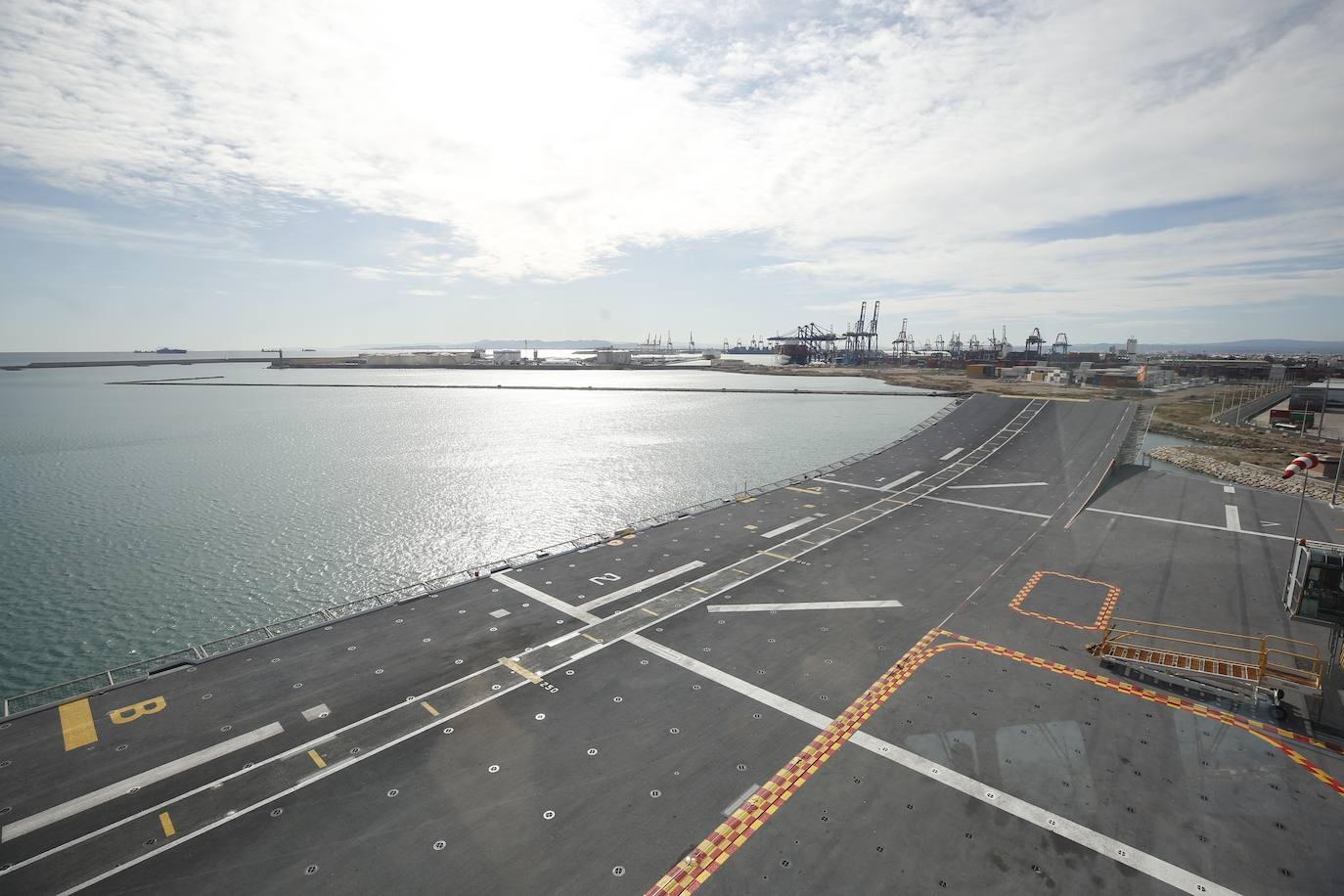 Cientos de personas han hecho largas colas durante la mañana de este sábado para poder subir y descubrir el interior del buque insignia de la Armada, el 'Juan Carlos I'. El portaaviones está atracado durante este fin de semana en el puerto de Valencia y este sábado se celebraba una jornada de puertas abiertas para poder subir y ver cómo es la vida dentro de un barco con más de 200 metros de eslora. 