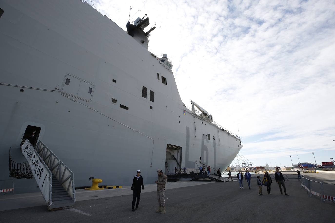 Cientos de personas han hecho largas colas durante la mañana de este sábado para poder subir y descubrir el interior del buque insignia de la Armada, el 'Juan Carlos I'. El portaaviones está atracado durante este fin de semana en el puerto de Valencia y este sábado se celebraba una jornada de puertas abiertas para poder subir y ver cómo es la vida dentro de un barco con más de 200 metros de eslora. 