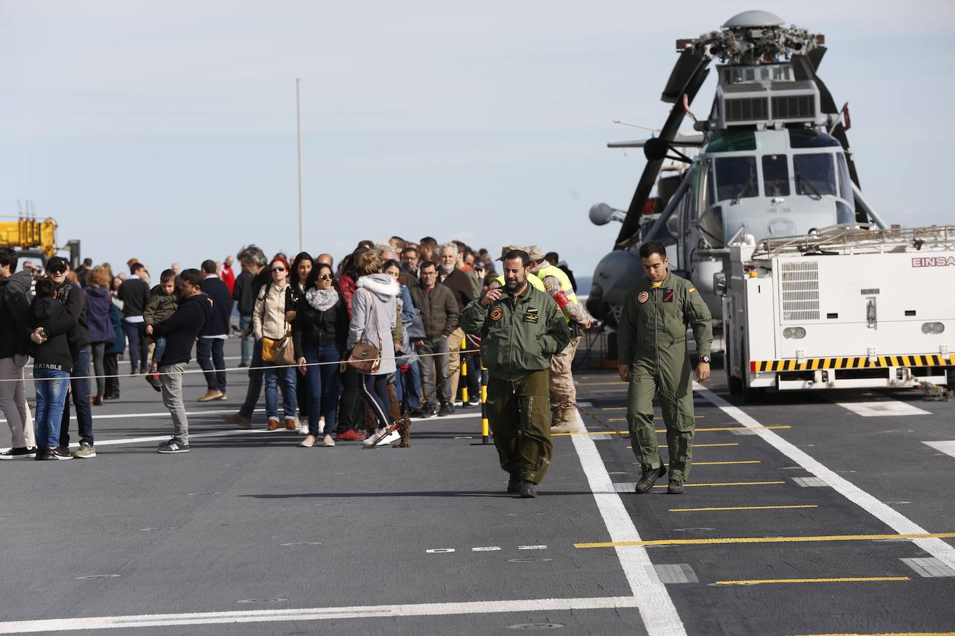 Cientos de personas han hecho largas colas durante la mañana de este sábado para poder subir y descubrir el interior del buque insignia de la Armada, el 'Juan Carlos I'. El portaaviones está atracado durante este fin de semana en el puerto de Valencia y este sábado se celebraba una jornada de puertas abiertas para poder subir y ver cómo es la vida dentro de un barco con más de 200 metros de eslora. 