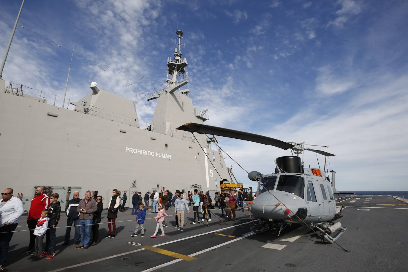 Cientos de personas han hecho largas colas durante la mañana de este sábado para poder subir y descubrir el interior del buque insignia de la Armada, el 'Juan Carlos I'. El portaaviones está atracado durante este fin de semana en el puerto de Valencia y este sábado se celebraba una jornada de puertas abiertas para poder subir y ver cómo es la vida dentro de un barco con más de 200 metros de eslora. 