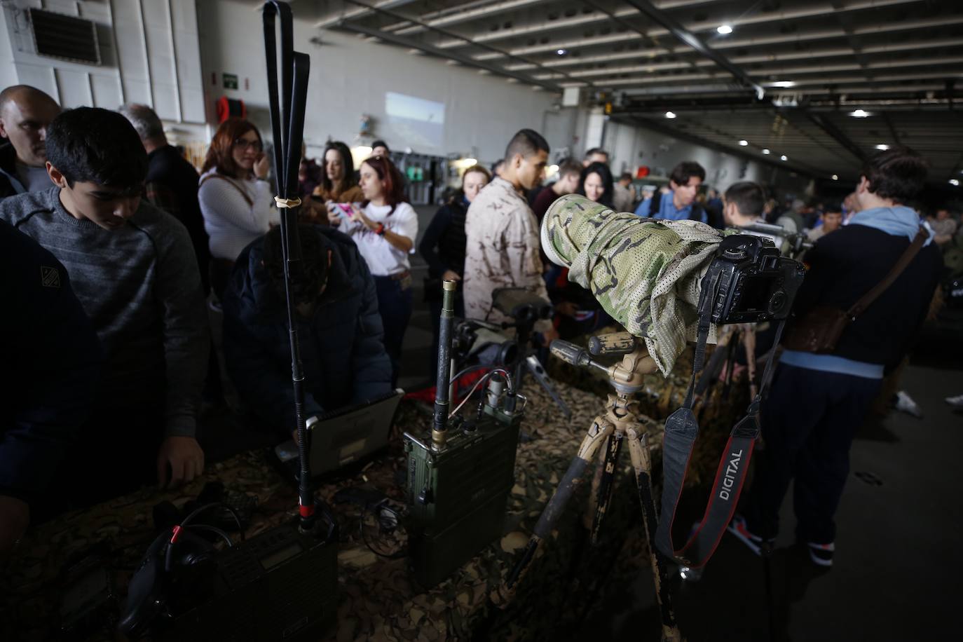 Cientos de personas han hecho largas colas durante la mañana de este sábado para poder subir y descubrir el interior del buque insignia de la Armada, el 'Juan Carlos I'. El portaaviones está atracado durante este fin de semana en el puerto de Valencia y este sábado se celebraba una jornada de puertas abiertas para poder subir y ver cómo es la vida dentro de un barco con más de 200 metros de eslora. 