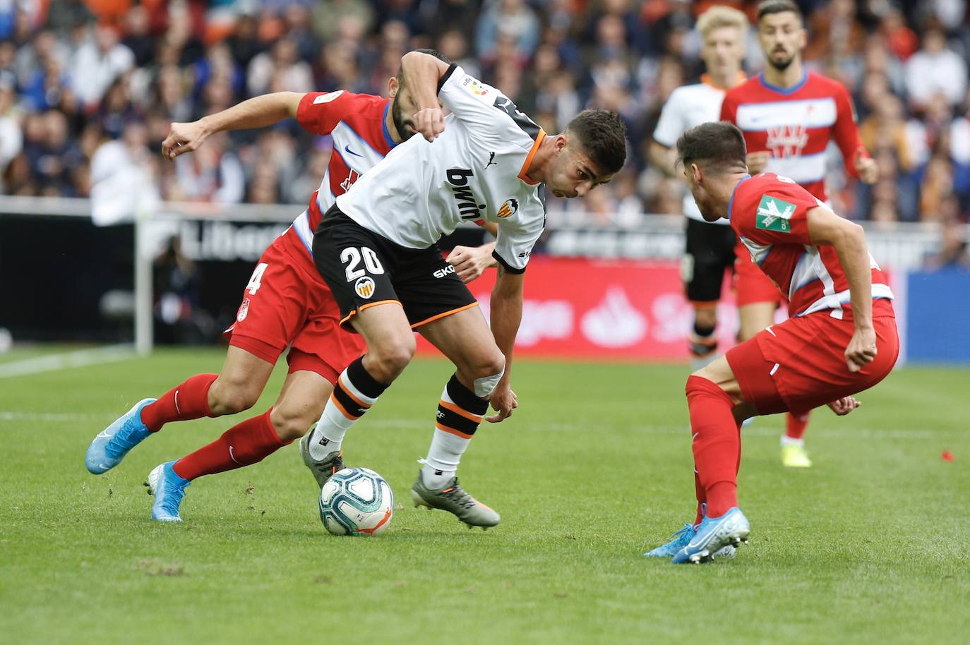 Partido disputado en Mestalla que acabó con victoria valencianista tras los tantos de Wass y Ferran.