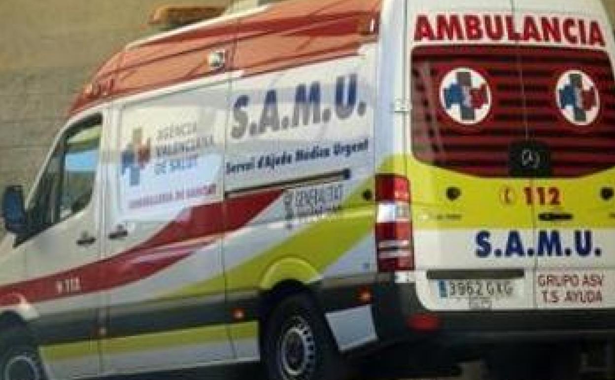 Una unidad del Samu llega a Urgencias de un hospital. 