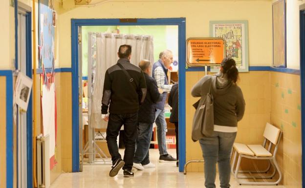 Un colegio valenciano retrasa su cierre por un error del presidente de mesa