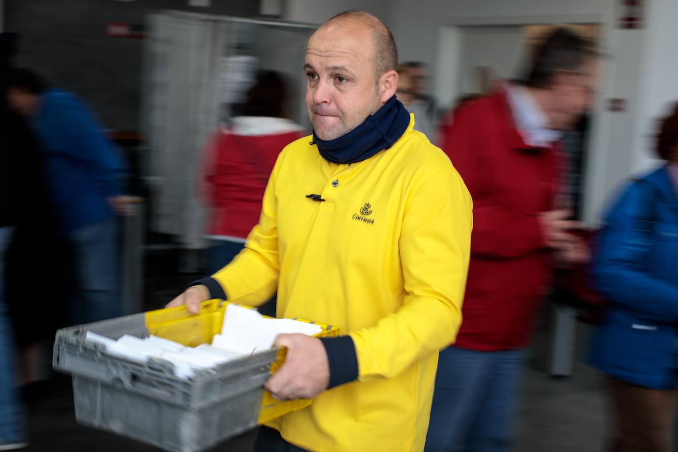 Un trabajador de correos reparte el voto por correo en un colegio electoral de Valencia.