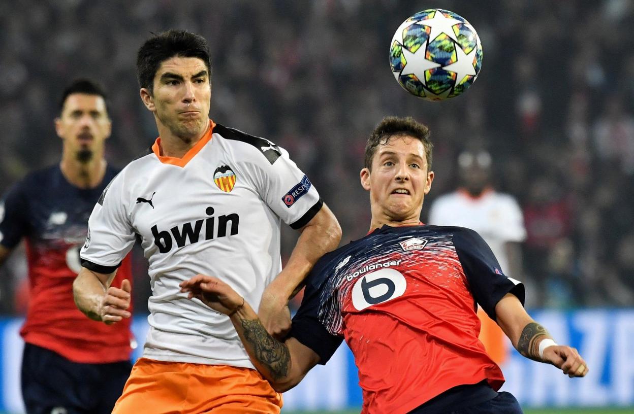 Carlos Soler, durante el encuentro de Champions contra el Lille disputado en Francia. 