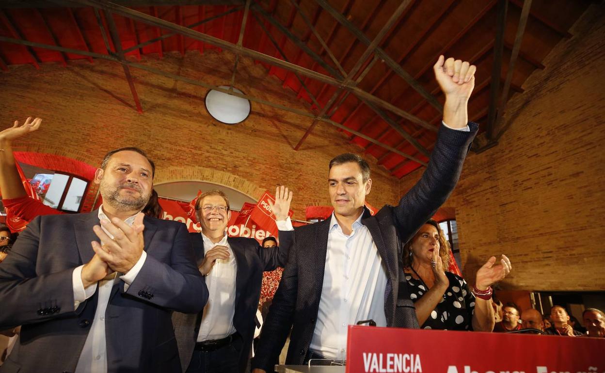 Ábalos,Puig y Sánchez, durante un acto en Valencia, en la precampaña 