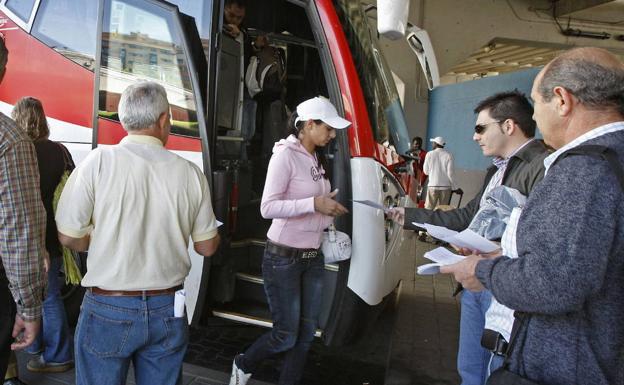 Detenido un empresario por usar autobuses ilegales para transportar pasajeros en Valencia