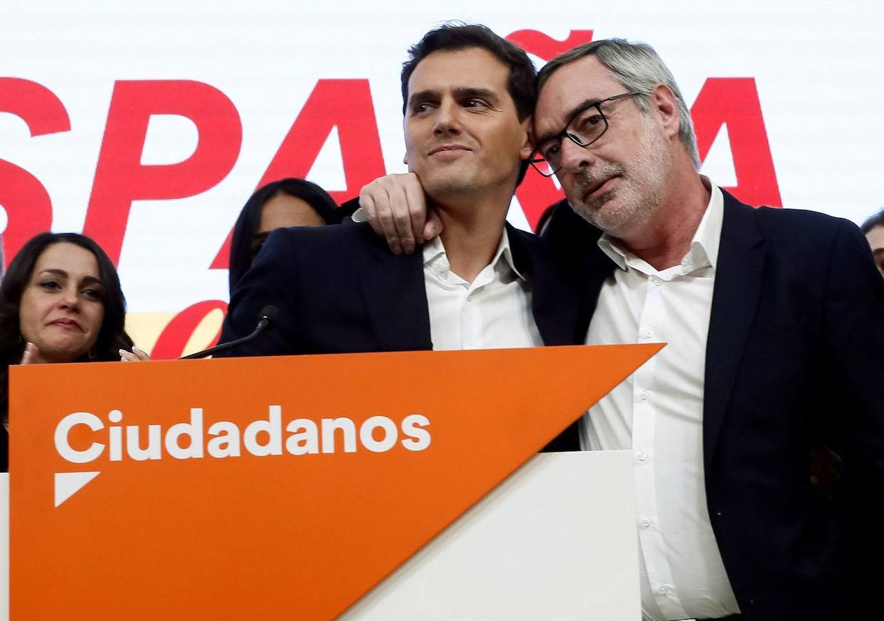 La foto que auguraba la dimisión de Albert Rivera. Con José Manuel Villegas durante la valoración electoral del partido celebrada tras las elecciones, el 10 de noviembre.