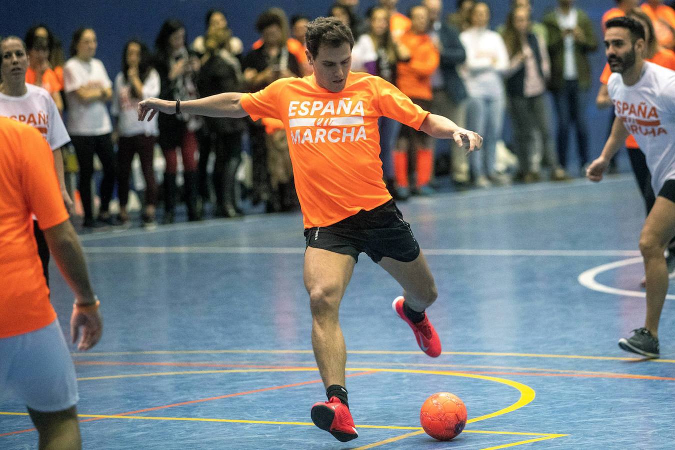 Además de correr e ir en moto, Albert Rivera jugó un partido de fútbol sala con periodistas en uno de los últimos actos electorales antes de las elecciones del domingo 10-N.