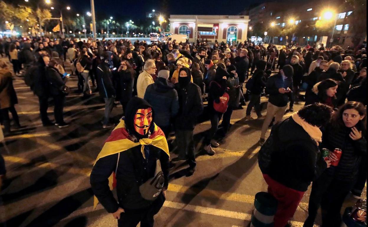 Varios centenares de personas convocadas por los denominados Comités de Defensa de la República (CDR) han cortado el tráfico en tres de las principales avenidas de acceso y salida de Barcelona, la Diagonal, la Meridiana (en la imagen) y la Gran Via de les Corts Catalanes. 