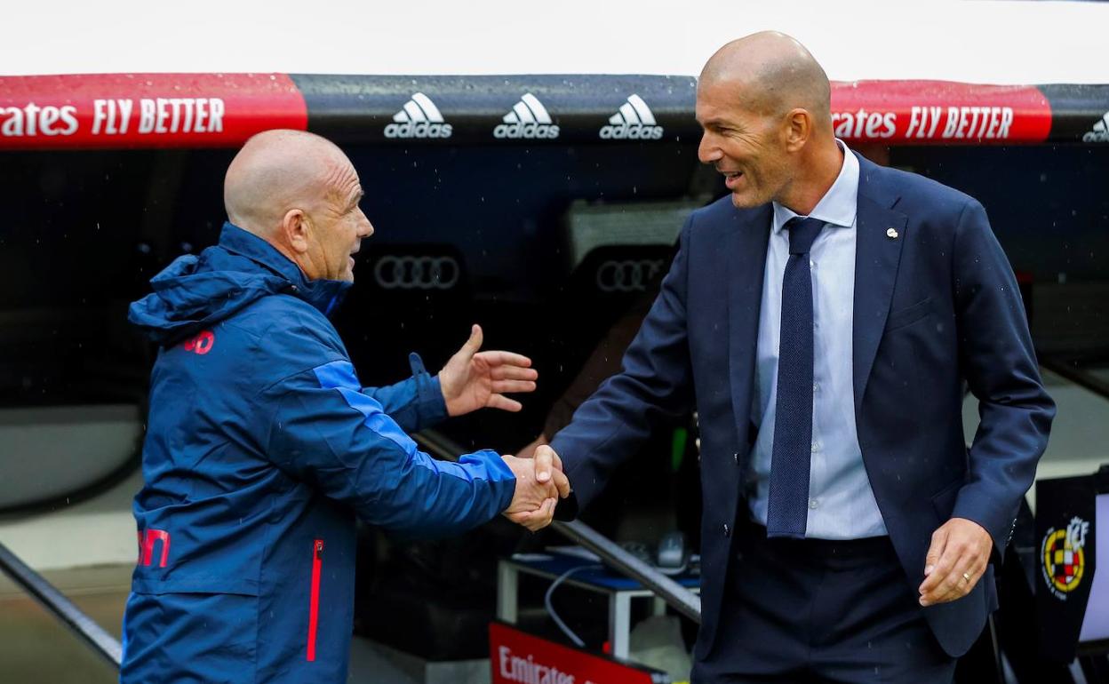 Paco López y Zidane se saludan en el Santiago Bernabéu el pasado mes de septiembre.