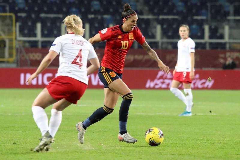 La jugadora polaca Paulina Dudek disputa un balón con la española Jennifer Hermoso 