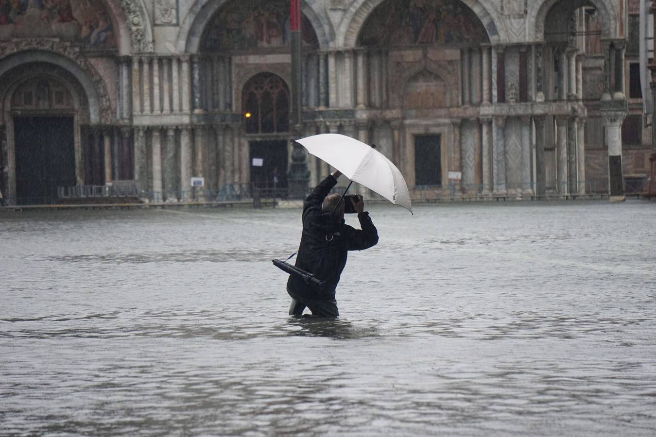 La ciudad italiana registraba en la noche del martes al miércoles una histórica «acqua alta», con un pico que podría alcanzar o superar los 1,90 metros