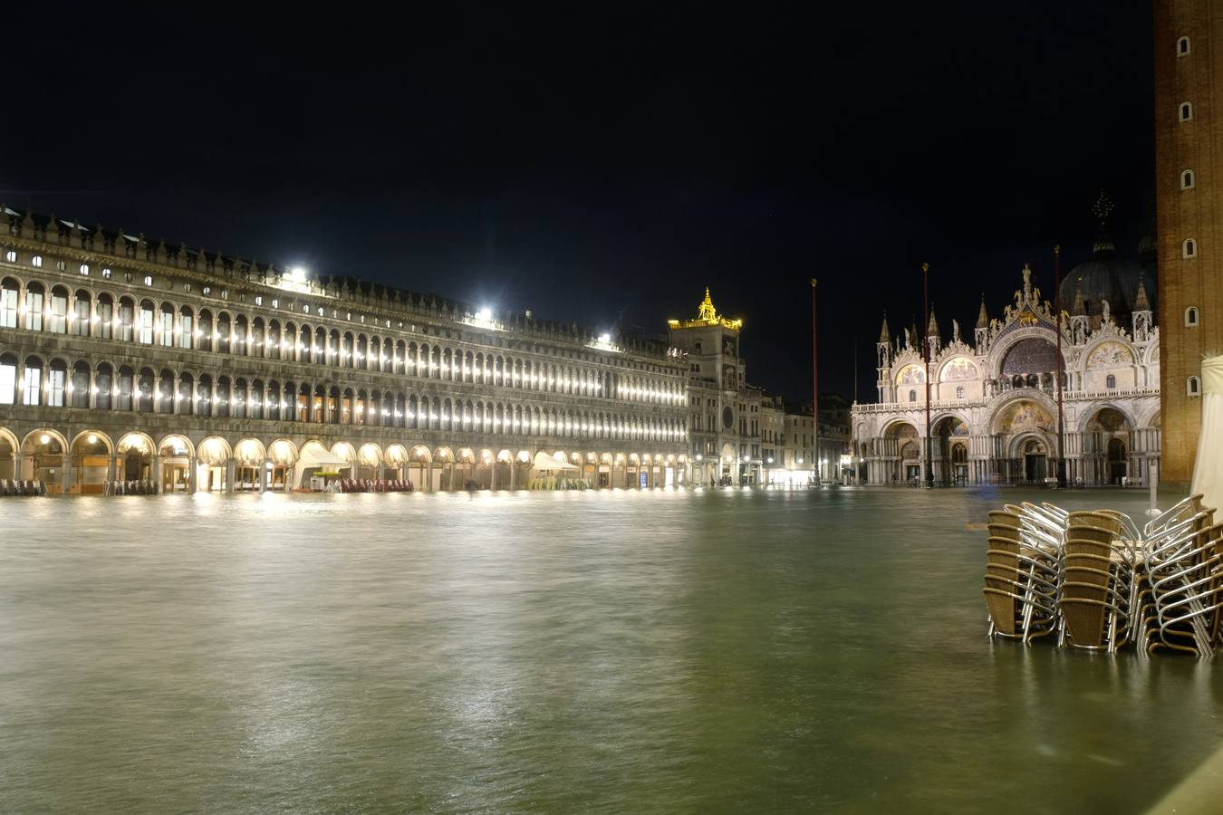 La ciudad italiana registraba en la noche del martes al miércoles una histórica «acqua alta», con un pico que podría alcanzar o superar los 1,90 metros