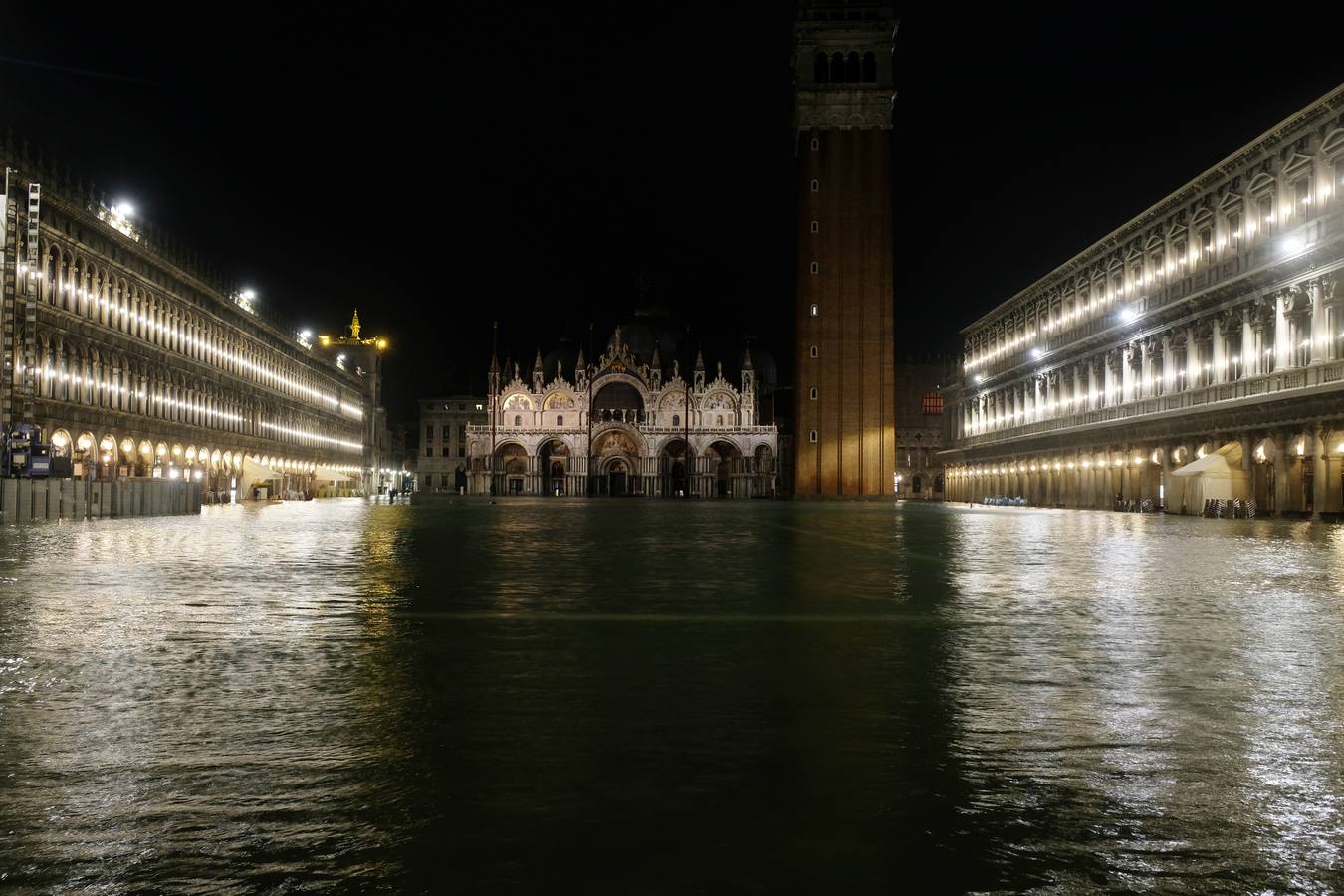 La ciudad italiana registraba en la noche del martes al miércoles una histórica «acqua alta», con un pico que podría alcanzar o superar los 1,90 metros