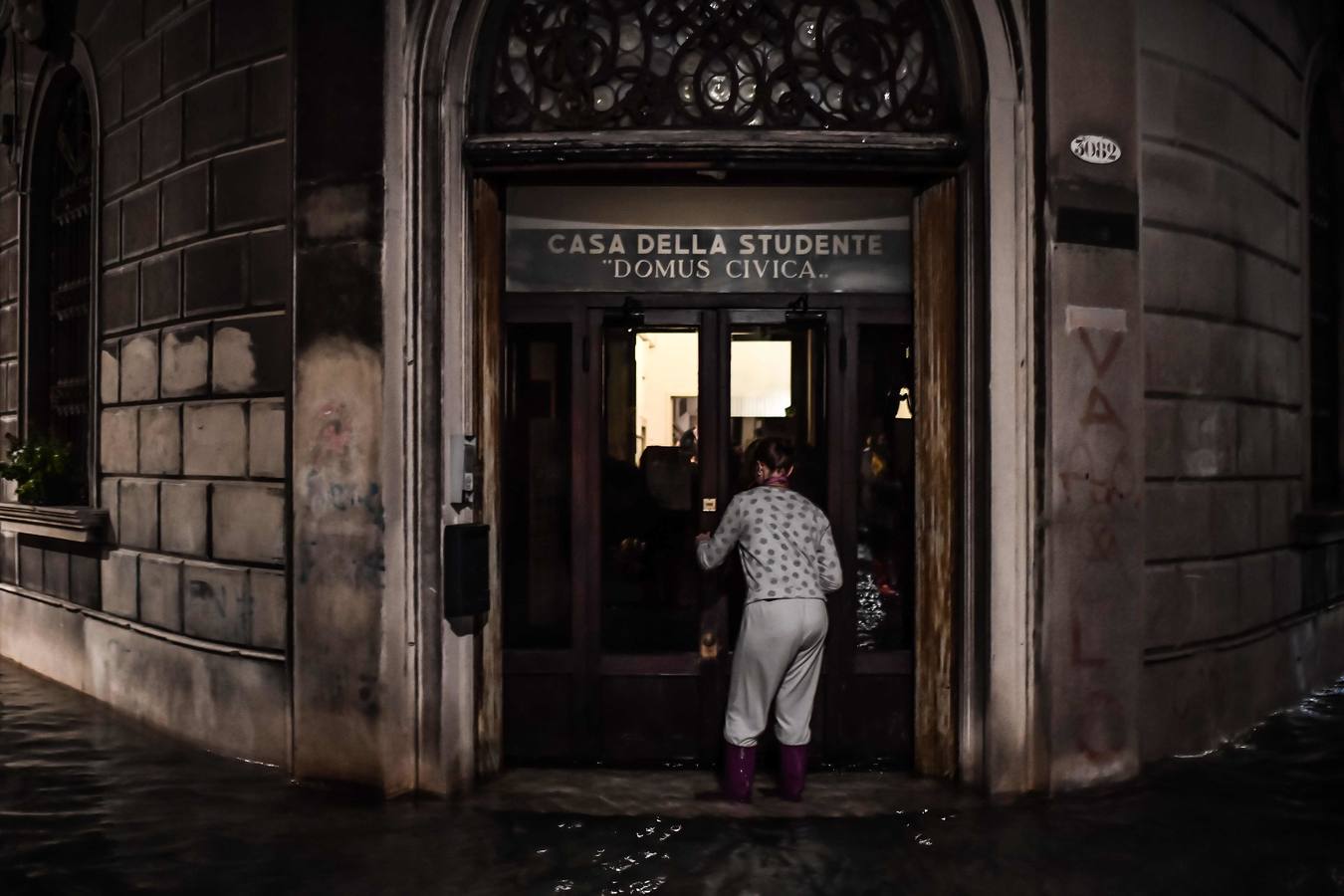 La ciudad italiana registraba en la noche del martes al miércoles una histórica «acqua alta», con un pico que podría alcanzar o superar los 1,90 metros