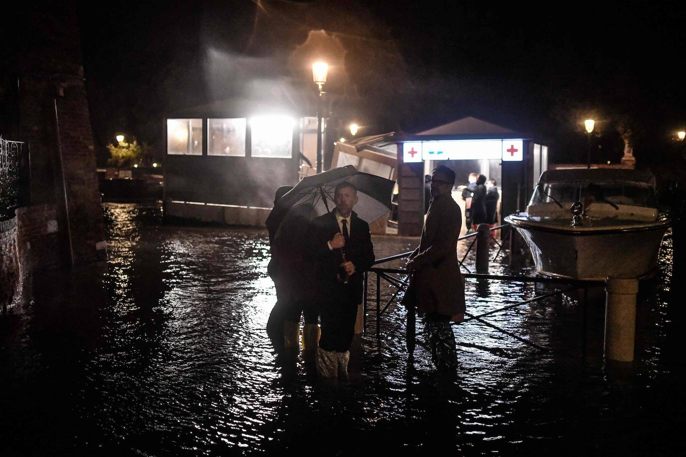 La ciudad italiana registraba en la noche del martes al miércoles una histórica «acqua alta», con un pico que podría alcanzar o superar los 1,90 metros