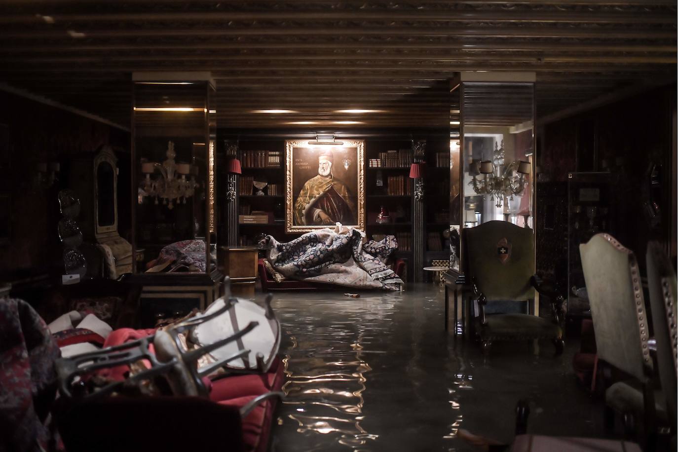 La ciudad italiana registraba en la noche del martes al miércoles una histórica «acqua alta», con un pico que podría alcanzar o superar los 1,90 metros