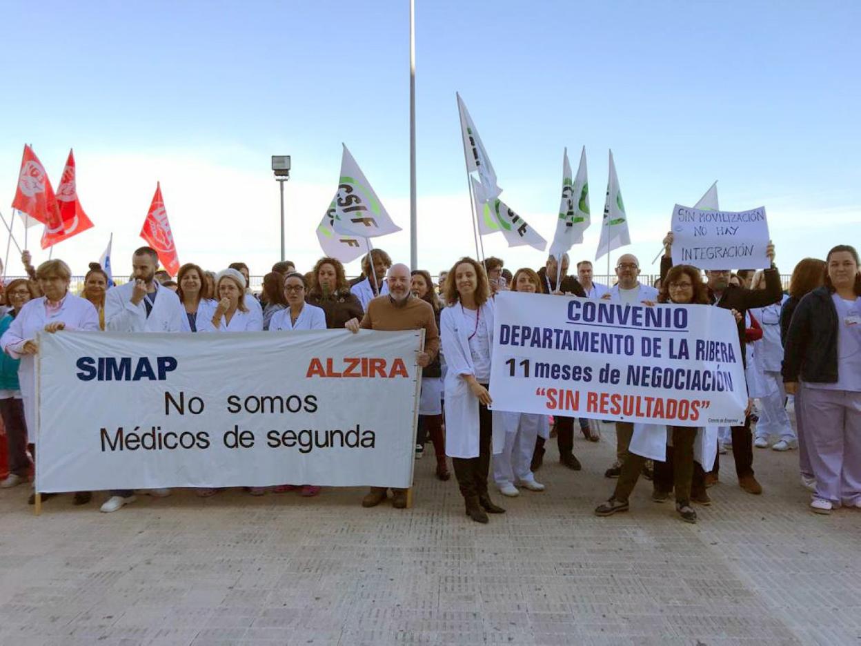 Personal sanitario del departamento de La Ribera en la protesta de ayer a las puertas del hospital de Alzira. 