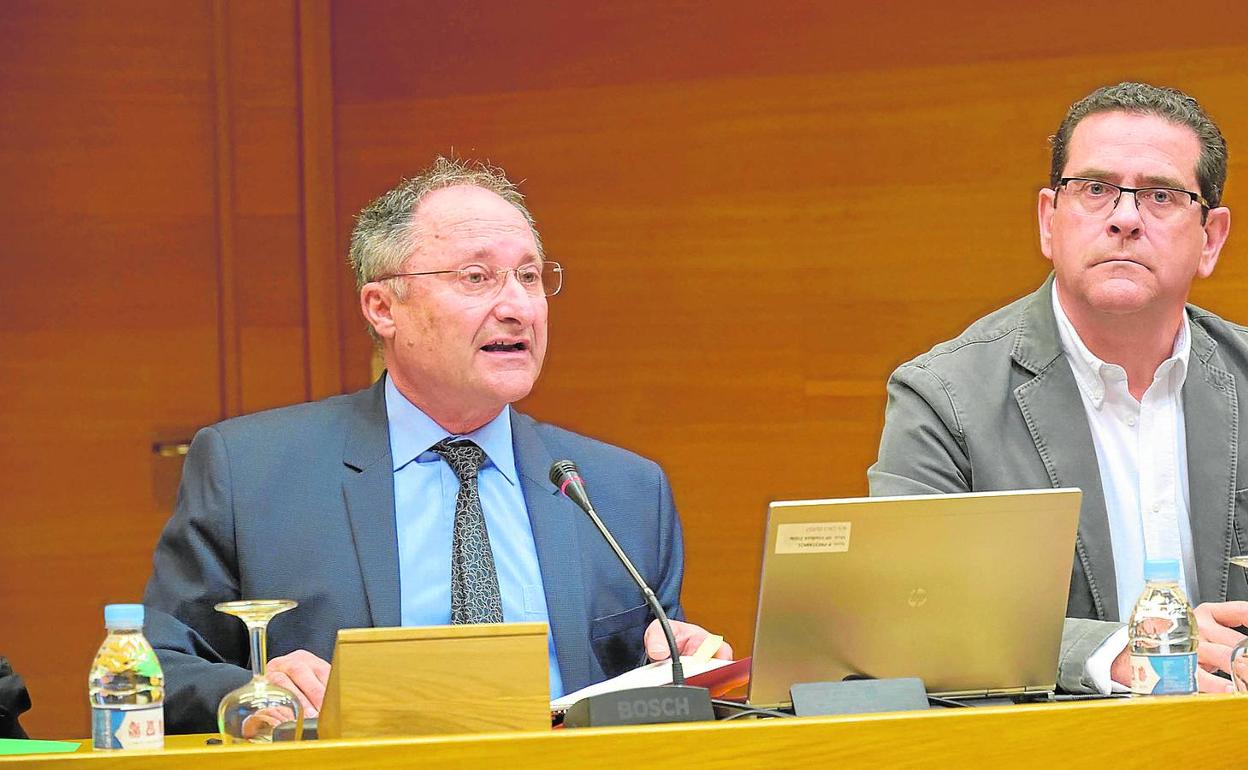 Joan Llinares, director de la Agencia Antifraude, junto al vicepresidente de Les Corts, Jorge Bellver.