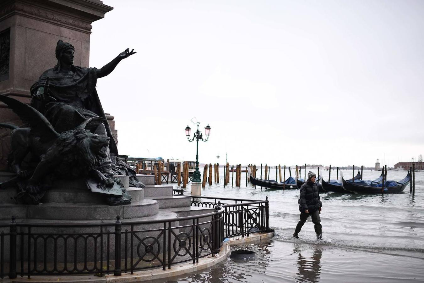 Una vista general muestra el Palacio Ducal (i) con vistas a la Plaza de San Marcos inundada, la estatua de bronce alada del León de San Marcos, las góndolas y la laguna veneciana.